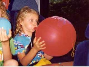 Chiara mentre gonfia un pallone