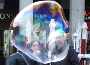 Bolla di sapone gigante in Placa Mayor di Madrid