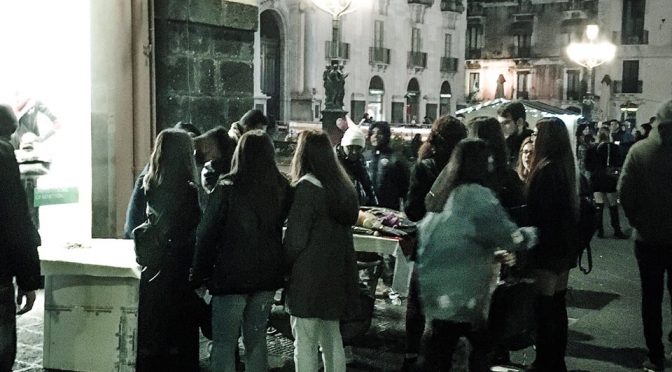 Ragazzine di Catania difendono un ambulante cingalese