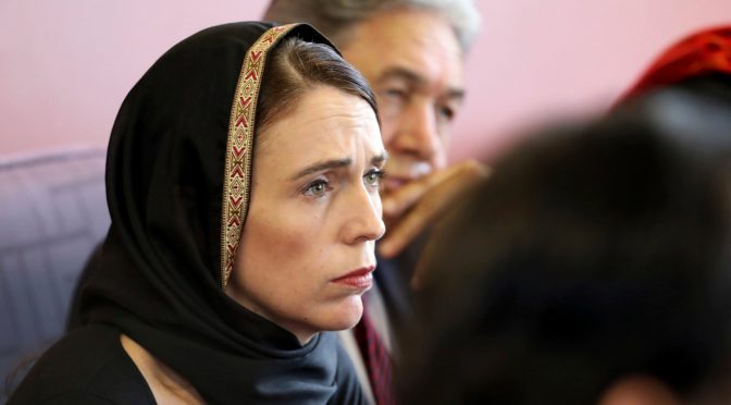 Jacinda Ardern si presenta col velo per portare la solidarietà delle istituzioni neozelandesi