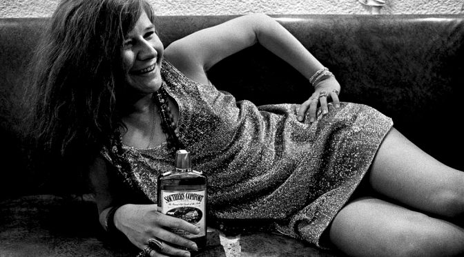 Janis Joplin con una bottigllia di Southern Comfort nel 1968