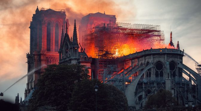 La ricostruzione di Notre-Dame chiarisce bene la differenza tra tasse e carità