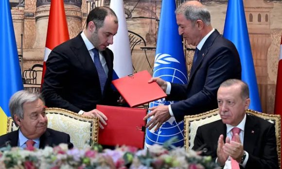 Russia e Urcaina firmano in Turchia l'accordo Rggiunto con la mediazione dell'ONU